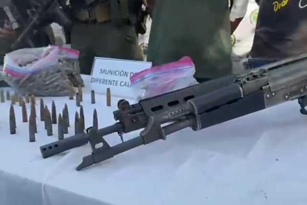 También fueron incautados dos fusiles, cuatro pistolas, 516 cartuchos de diferentes calibres, 12 proveedores. Foto captura de video de la Policía Nacional