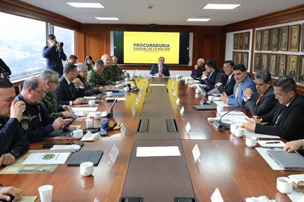 Cada uno de los comandantes de las Fuerzas Militares y de Policía le entregaron un parte detallado de sus preparativos de seguridad al Procurador. Foto Procuraduría