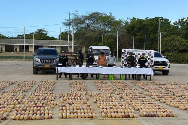 Se logró la incautación de más de una tonelada de marihuana, la captura de dos sujetos y la incautación de abundante material de guerra, de comunicaciones y de tres vehículos. Foto Ejército Nacional 