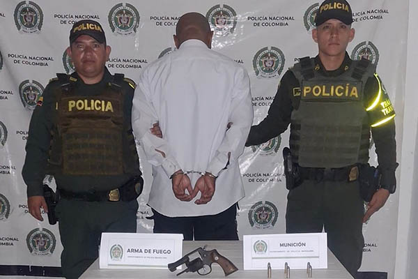 Detenido con un revólver y seis cartuchos calibre 38, sin permiso. Foto Policía Nacional