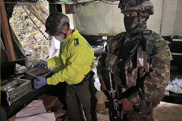 En el lugar fueron incautados 2.755 kilogramos de clorhidrato de cocaína y 1.054 galones de insumos líquidos. Foto Ejército Nacional