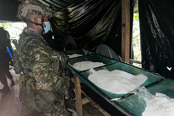 En el lugar fueron incautados 2.755 kilogramos de clorhidrato de cocaína y 1.054 galones de insumos líquidos. Foto Ejército Nacional