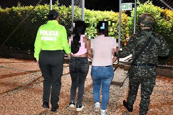 Dos de las 19 menores que fueron recuperadas por las fuerzas armadas. Foto Ejército Nacional 