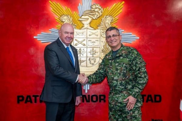 John McNamara en compañía del mayor general Jaime Alonso Galindo. Foto Ejército Nacional 