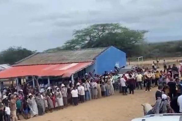 Instantes antes de los disparos y el momento en que la comunidad auxilia a la niña herida. Foto La Guajira Hoy