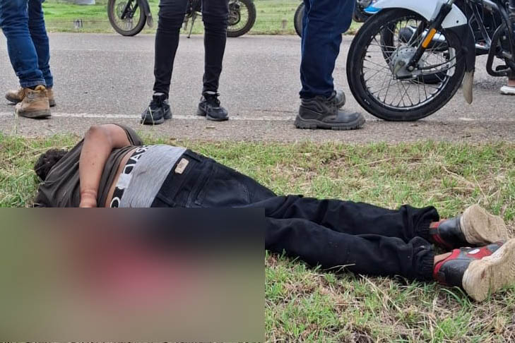 El cadáver del joven fue llevado por la Policía del Magdalena hasta la morgue del municipio. Foto cortesía