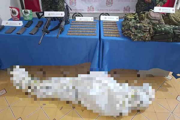El cadáver de Omar Farid Cabiani Mendoza, alias ‘Guajiro’, fue trasladado a la morgue del Instituto de Medicina Legal de Santa Marta. Foto Ejército Nacional