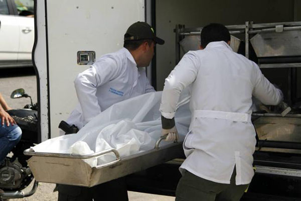 El cuerpo sin vida de Bryan Rodríguez fue llevado hasta la morgue del Instituto de Medicina Legal de Santa Marta. Foto panorámica archivo EL INFORMADOR/ foto recuadro cortesía