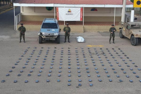 La cocaína fue incautada en una camioneta interceptada por tropas del Ejército durante un puesto de control en la ruta nacional 49, en jurisdicción de San Juan del Cesar, La Guajira. Foto Ejército Nacional 