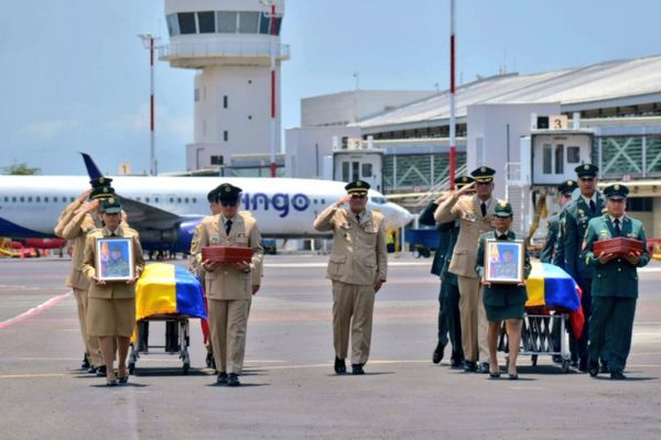 Momento en que salen del aeropuerto de ‘Simón Bolívar’ de Santa Marta los cuerpos de Urbano Pertuz y Luis López. Foto @Ejercito_Div1 en X 