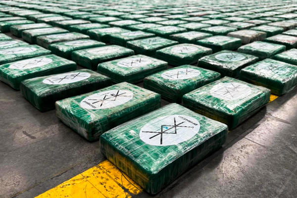 Fotografía cedida por la Policía Nacional que muestra parte de las cuatro toneladas de cocaína incautada este lunes en el puerto marítimo de Puerto Antioquia en Turbo. EFE/ Policía Nacional