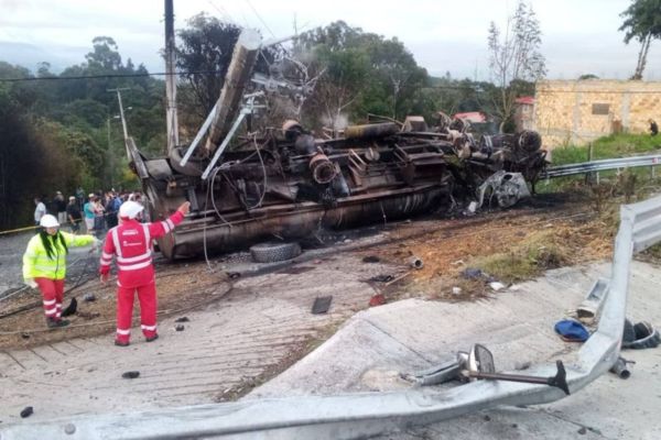 Este Viernes Santo se registró un grave siniestro vial en la vía Bogotá–Girardot que dejó como saldo dos personas fallecidas en la vía Bogotá - Girardot Foto: Vía X