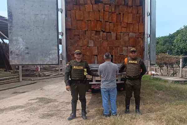 Sujeto Capturado por llevar un contenedor lleno de madera sin los documentos requeridos. Foto Policía Nacional