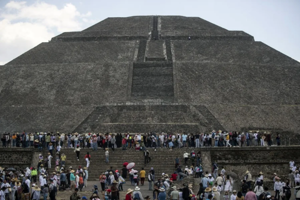 Fotografía de archivo de turistas en la Pirámide del Sol de la zona arqueológica de Teotihuacán, en el Estado de México (México). EFE/Isaac Esquivel