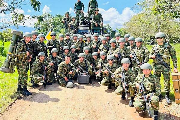 Soldados del Ejército Nacional, antes de salir a una misión. Foto Ejército Nacional