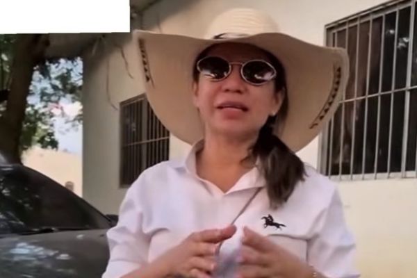 Captura del video publicado por el portal de Facebook “Las Noticias región Caribe”, en el que una activista del “caicedismo” y el Pacto Histórico hostiga a una humilde hija de vendedora de chance por haber votado por Abelardo de la Espriella en Chivolo.