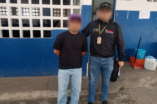 David Antonio Rosado Cervantes, en su legalización de captura junto a funcionario del CTI. Foto Fiscalía