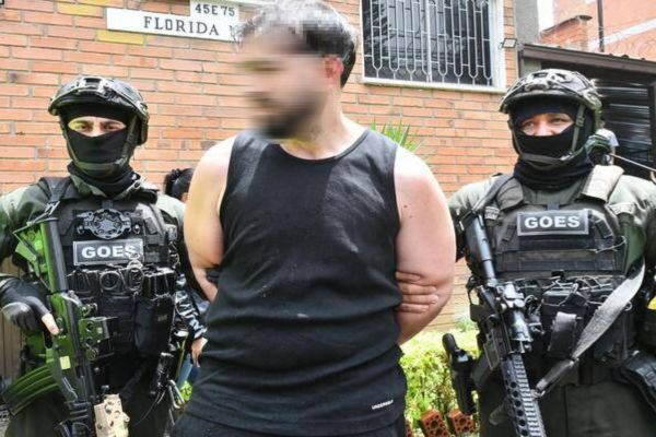 Alias ‘Capo’, en el momento de su captura junto a miembros del Goes de la Policía. Foto Policía Nacional 