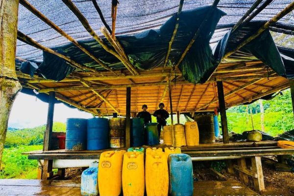 Los complejos ilegales fueron ubicados en la vereda Altos del Sinú, donde las fuerzas de seguridad encontraron estructuras construidas de manera artesanal para el procesamiento de estupefacientes. Foto Ejército Nacional 