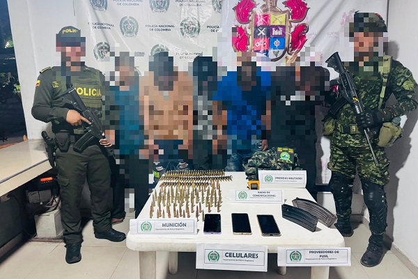 Cinco presuntos integrantes de las ‘Autodefensas Conquistadores de la Sierra’ fueron detenidos en Palmor. Foto Ejército Nacional