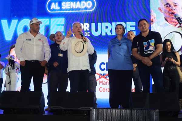 Momento de la intervención del expresidente Alvaro Uribe Vélez en la tarima ubicada en el Centro Histórico de Santa Marta, en donde estuvo acompañado de la precandidata presidencial Paloma Valencia, el Senador y aspirante a repetir, Honorio Henríquez, y el aspirante a la Cámara de Representantes por el Magdalena, Chadán Rosado. Foto derechos reservados EL INFORMADOR