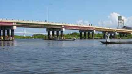 En esta zona pasa del mar a la Ciénaga Grande el sedimento y partículas de carbón de los puertos.