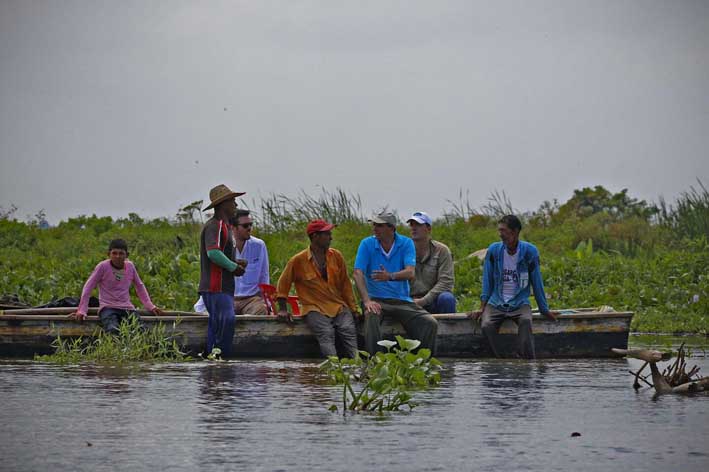 En la verificación del estado de la ciénaga, el ministro Iragorri y el superintendente, en compañía de la policía, retiraron una cerca puesta por privados en Río Frío que impedía el paso de los pescadores.