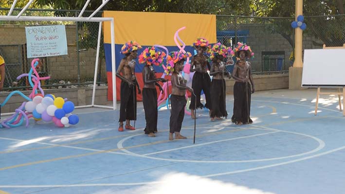 Con diferentes actos fue recibida la exvirreina Universal de la belleza, por parte de los docentes y alumnos.
