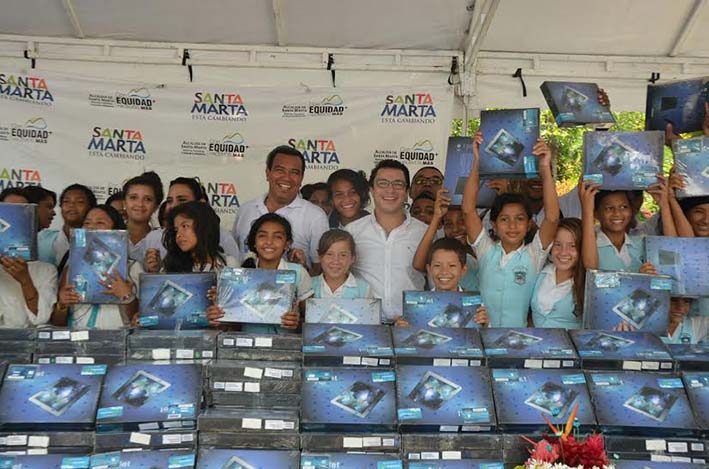 Los estudiantes, docentes, directivos y padres de familia manifestaron su gratitud con el Mandatario luego de recibir los instrumentos musicales, recursos tecnológicos, dotaciones en mobiliarios y los elementos educativos. 
