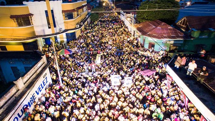 Los habitantes del municipio de El Banco en días pasados acompañaron a Jota Vives en una multitudinaria reunión hasta altas horas de la noche.