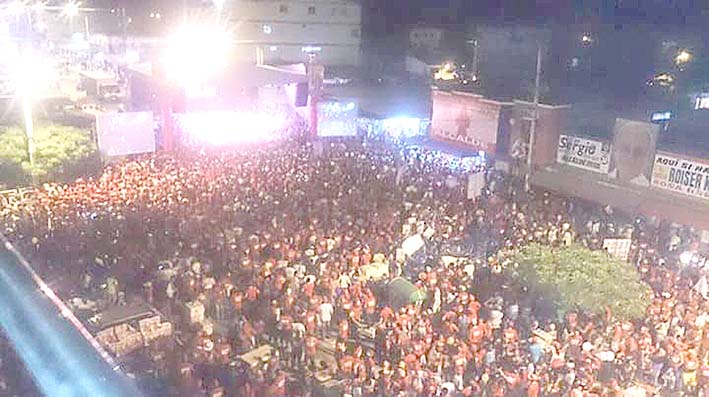 Asi lució la plaza principal de Fundación con el cierre de campaña de Jota Vives. Jóvenes y adultos acompañaron al candidato, fieles a sus propuestas de gobierno.