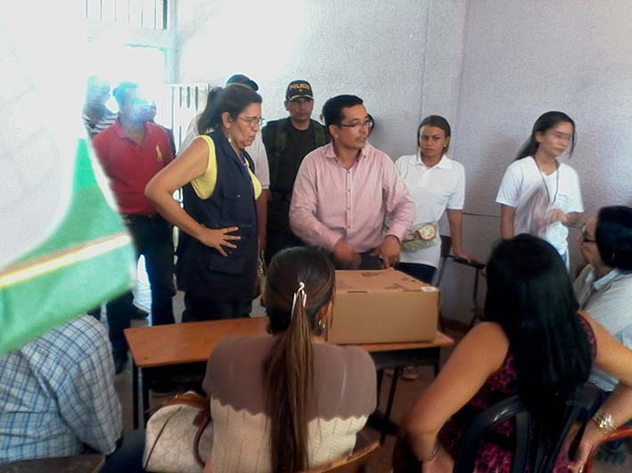 En la Casa de   las Cultura de Plato Magdalena, se observa  la presencia de la  fuerza militar custodiando el sector de los escrutinios.