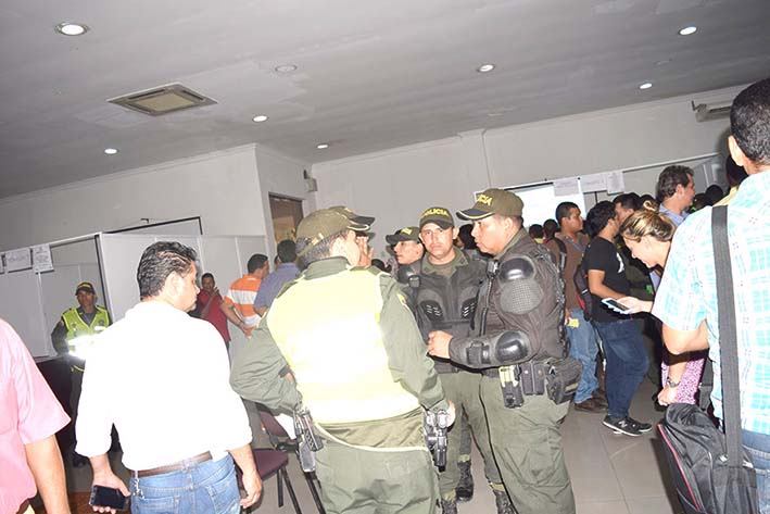La Policía del Esmad, llegó hasta el lugar para controlar la situción de tensión que se había presentado.