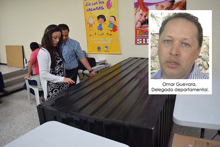 Delegados del Consejo Nacional Electoral, Oscar Ortiz Oyola y Sandra Vera Gómez, quienes vigilan los escrutinios que se realizan en la sede de Salud departamental del Magdalena.
