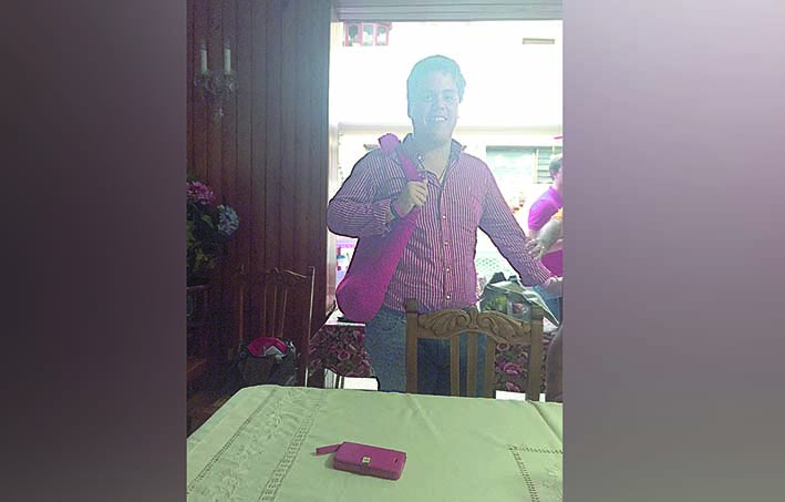 El diputado electo, Luis Vives González, luciendo la mochila heredada de sus ancestros, quienes a su vez lideraron la política regional.