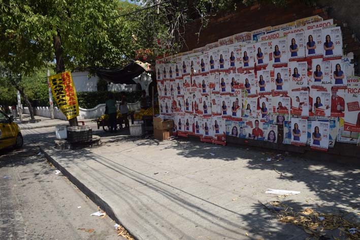 En plena vía cuarta a la altura del centro comercial Prado Plaza los carteles de los excandidatos Tatiana Otero (Edil) y Ricardo Diazgranados (Alcaldía) y de la (Gobernadora electa) Rosa Cotes, se pelea por un puesto.