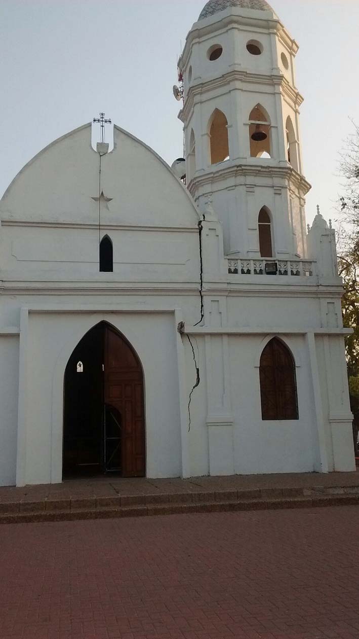 La gráfica evidencia el estado en que se encuentra la Iglesia San Fernando de Pivijay, las grietas son notorias y necesitan de un arreglo inmediato.
