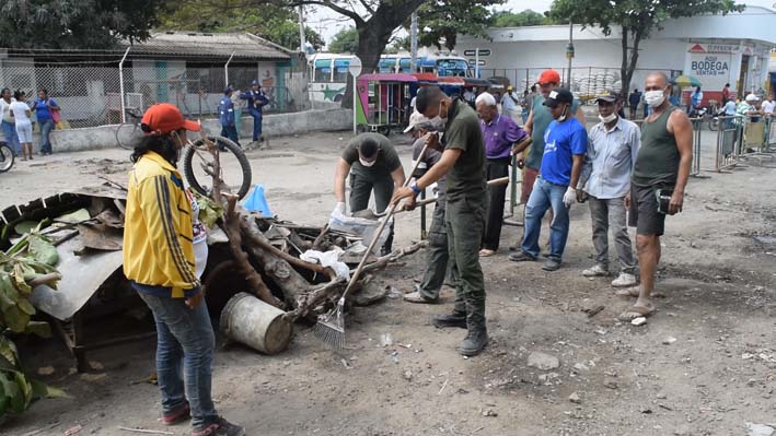 La comunidad y la Policía fueron los encargados de realizar estas actividades de limpieza, que son para el beneficio de todos los residentes del sector.