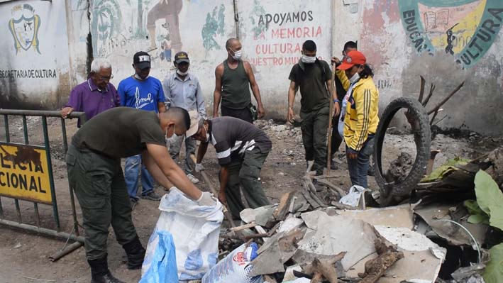 La comunidad y la Policía fueron los encargados de realizar estas actividades de limpieza, que son para el beneficio de todos los residentes del sector.