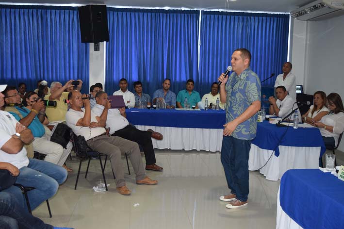 El alcalde Edgardo Pérez Díaz está presente en esta importante visita para conseguir soluciones para su municipio.