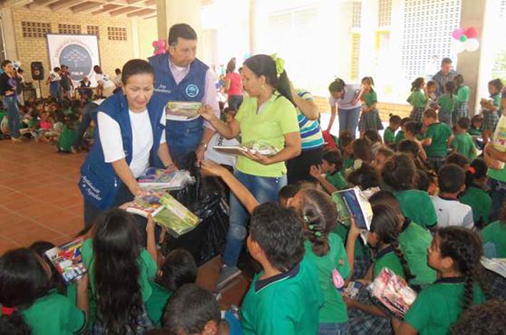 Más de 700 niños del colegio La Paz fueron beneficiados por la campaña Un útil, un proyecto de vida en la capital del Magdalena.
