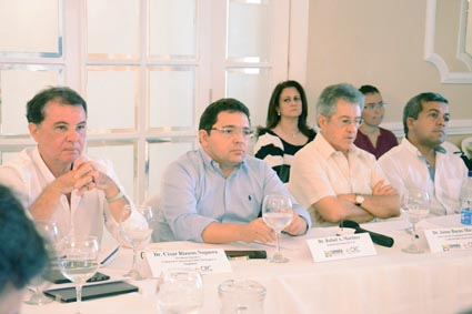 Durante este conversatorio, el alcalde Rafael Martínez expuso proyectos que contribuyen a la competitividad, tales como el acueducto que trae agua del río Magdalena, que le deja agua a cuatro municipios del departamento