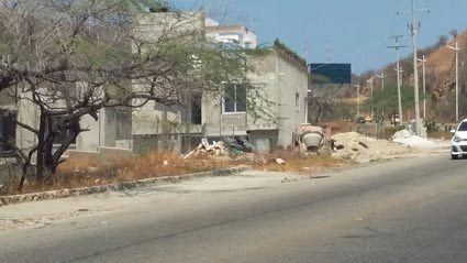 La Secretaría de Planeación a que se comprometa a realizar las regulaciones y controles necesarios para verificar si estas edificaciones cuentan con los permisos necesarios.