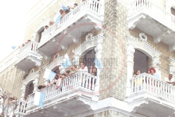 Una verdadera fiesta se vive en los balcones de la vieja casa cada 29 de julio, cuando sale a las calles la imagen de la santa de la ciudad.