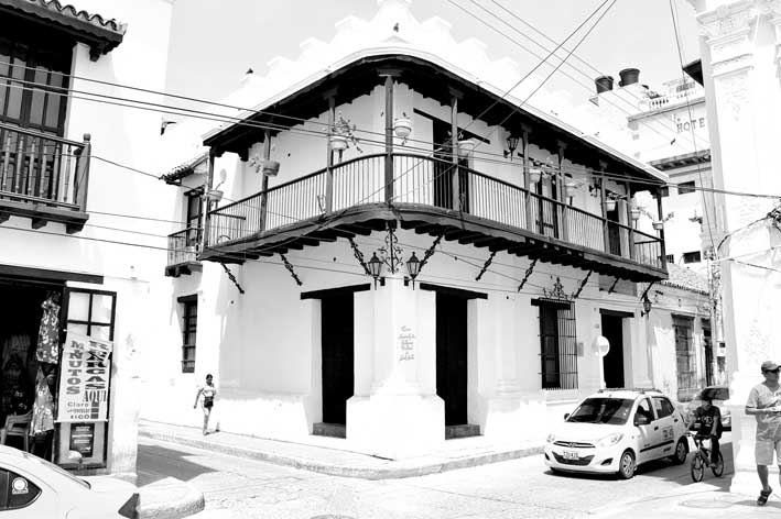 Antigua casa del general Agustín, con calle en medio que llega hasta la calle 17, muy particular en Santa Marta.