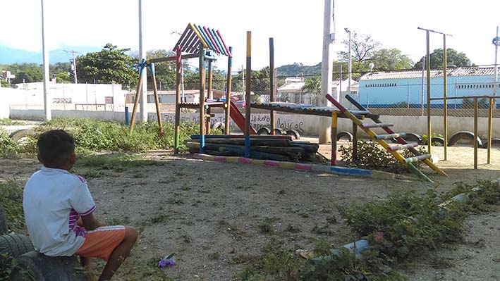 Camilo observa con tristeza el abandonado parque del barrio, y a su vez, sueña con tener un espacio donde jugar.