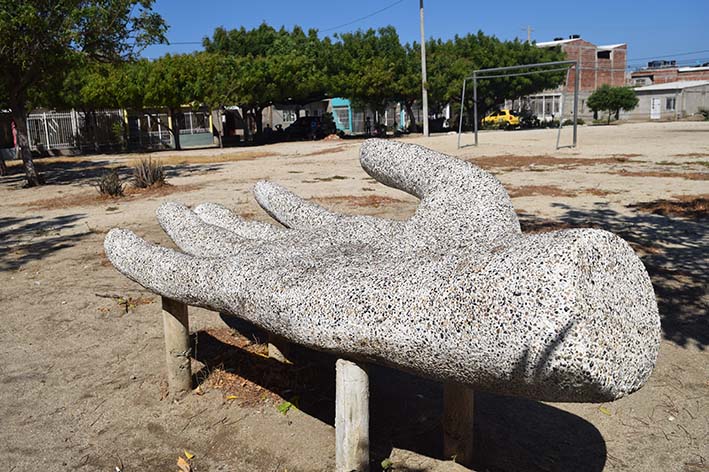 Las manos del parque representan la unión y solidaridad que existe entre los vecinos de la urbanización Rincón de Santa Cruz.