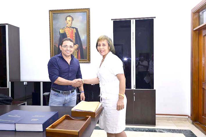 Blanca Rosa Fernández, nueva secretaria de Salud Distrital, en el despacho del Alcalde, Rafael Martínez, asumiendo el cargo.