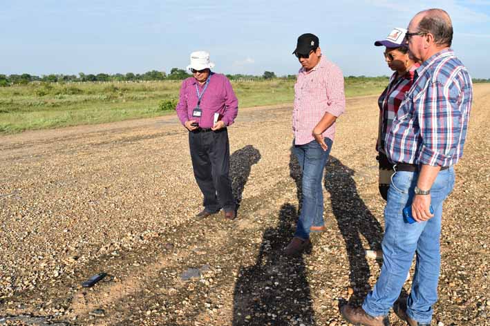 Los funcionarios realizaron un recorrido por la pista y el área operativa del aeropuerto. De acuerdo al resultado de los estudios previos, se determinarán los ajustes necesarios para una posible reactivación del servicio.