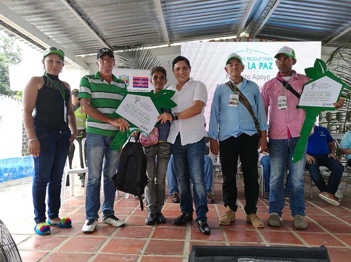 La Unidad de Restitución de Tierras (URT) realizó la entrega simbólica de dos llaves.